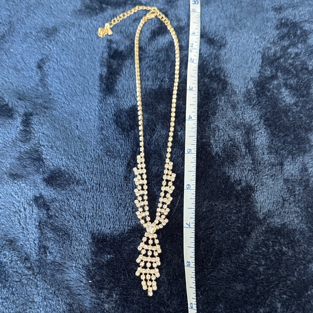 Radiant Gold Necklace with Intricate Design